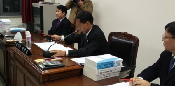 ▲ 14일 저녁 7시 김인수 충북도의회 예결위원장이 예결위 산회를 선언하고 있다.ⓒ뉴데일리