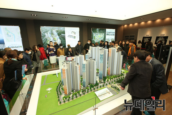 ▲ 지난 달 27일 오픈한 ‘죽곡 삼정그린코아 더 베스트’에 수요자의 발길이 이어졌다. 이 단지는 대단지, 실속, 역세권이라는 장점 탓에 견본주택 오픈 후 4만여명 가까이 수요자들이 찾았다.ⓒ삼정 그린코아 제공
