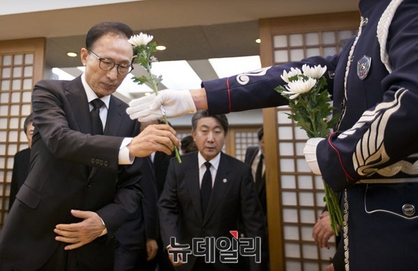 ▲ 이명박 전 대통령의 집권기에 청와대 인사들과 친이계 국회의원들이 내년 20대 총선에 잇단 출마 선언을 하고 나섰다. 사진은 YS 빈소를 찾은 이명박 전 대통령. ⓒ뉴데일리 이종현 기자