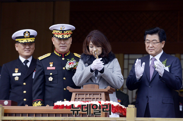 ▲ 천자봉함 진수식에서 이상훈 해병대사령관 부인 원윤희 여사가 손도끼로 진수줄을 절단하고 있다.ⓒ해군