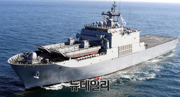 ▲ 4900톤급 차기상륙함(LST-Ⅱ) 1번함인 천왕봉함의 작전모습.ⓒ해군