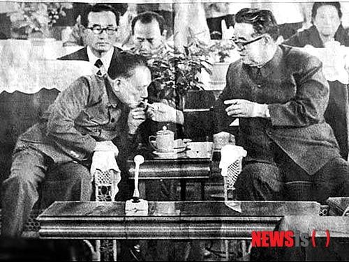▲ 덩샤오핑에게 담뱃불을 붙여주는 김일성.  ⓒ 뉴시스