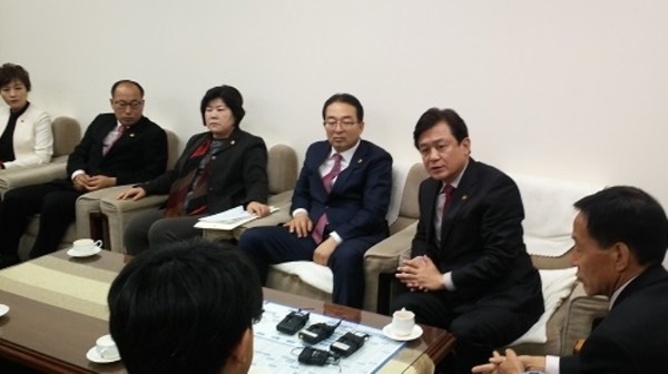 ▲ 15일 김병우 충북도교육감과 충북도의회 예결위 소속 의원들이 어린이집 누리과정 예산 편성과 관련, 전격 회동을 갖고 있다.ⓒ뉴데일리