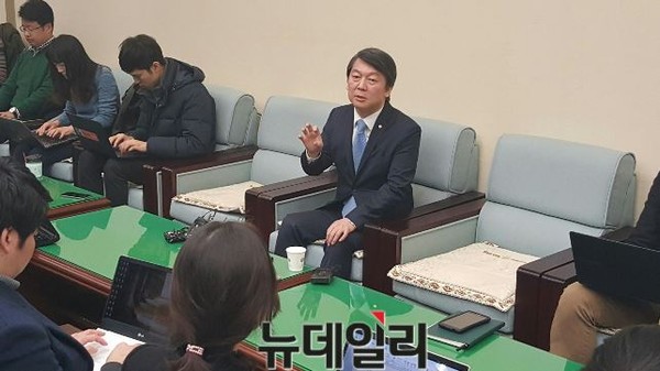 ▲ 15일 오후 1시경 부산시의회에서 기자들과 간담회를 가지고 있는 안철수 의원ⓒ뉴데일리