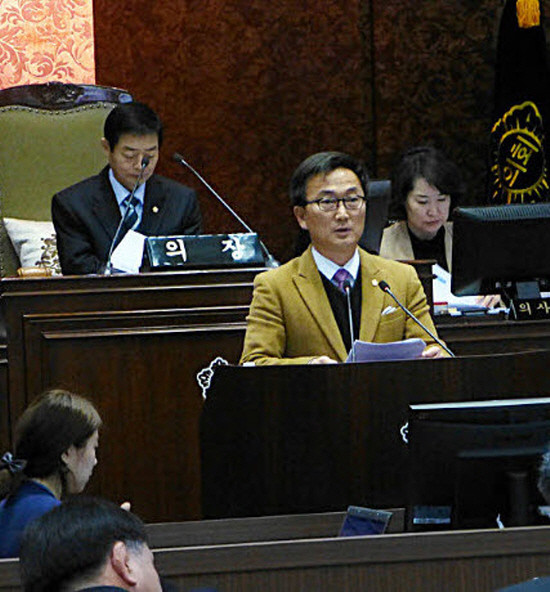 ▲ 제천시의회 홍석용 의원이 수정발의안을 설명하고 있다.ⓒ뉴데일리