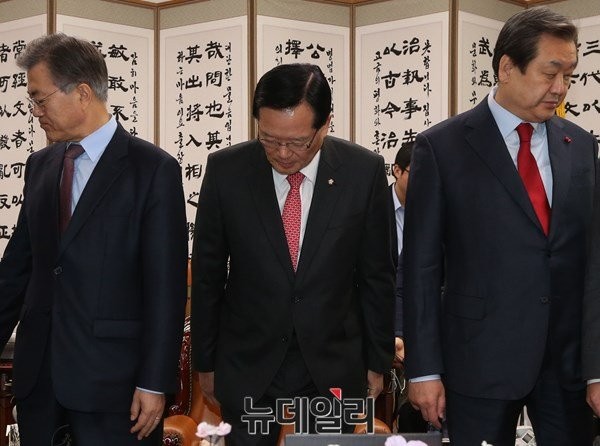 ▲ 정의화 국회의장과 새누리당 김무성, 새정치민주연합 문재인 여야 대표가 15일 국회 의장실에서 선거구 획정 문제 논의를 위한 회동에서 나란히 포즈를 취한 뒤 자리로 향하고 있다.ⓒ뉴데일리 이종현 기자