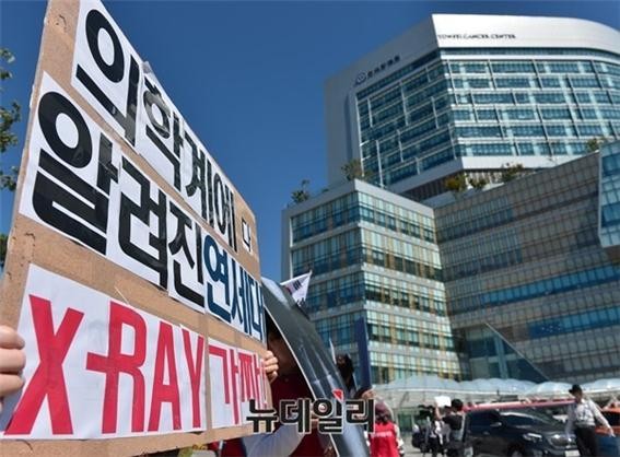 ▲ 엄마부대봉사단 등 애국단체 회원들이, 서울 신촌 연세대 세브란스병원 앞에서, 박원순 서울시장 아들 박주신씨 병역비리 의혹 진상규명을 위해, 병원 측이 앞장서 줄 것을 촉구하는 집회를 열고 있다. ⓒ 뉴데일리DB