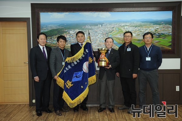 ▲ 영천시청 스타야구단이 ‘2015 경북(GB)리그 도지사기 공무원야구대회’에서 2009년에 이어 정상을 탈환하는 쾌거를 이뤘다. ⓒ영천시 제공