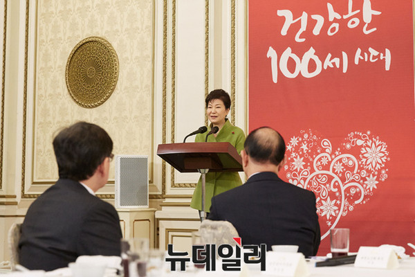 ▲ 박근혜 대통령이 15일 노인 180여명을 청와대로 초청해 오찬을 함께 하고 있다. ⓒ뉴데일리