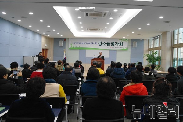 ▲ 김천시는 지난 14일 농업기술센터 소강의실에서 농업인 60여명이 참석한 가운데 ‘2015년 강소농 육성사업 평가회’를 가졌다. ⓒ김천시 제공