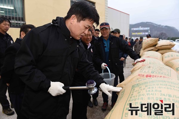 ▲ 영덕군 달산면 농협창고에서 공공비축미곡을 확인 중인 이희진 군수. ⓒ영덕군 제공