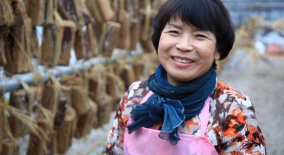 ▲ 메주를 숙성시키는 건조장에서 활짝 웃는 이승희 사장. ⓒKTV