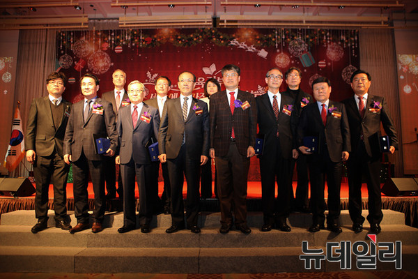▲ 계명문화대가 지난 15일 교육부가 주는 ‘제4회 대한민국 교육기부 대상을 수상했다.(앞줄 오른쪽 세번째가 박명호 총장)ⓒ계명문화대 제공