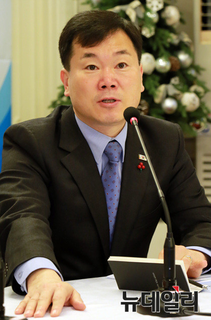 ▲ 김승수 대구시 행정부시장이 16일 대구 수성호텔에서 열린 아시아포럼21 초청토론회에 참석, 'Smart City 대구'라는 주제로 대구시 현안에 대한 자세한 설명을 하고 있다.ⓒ뉴데일리