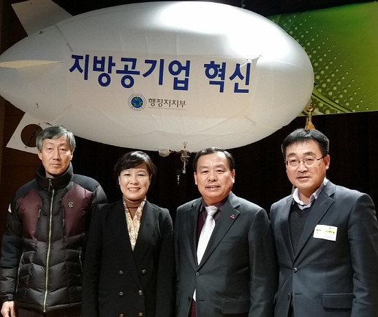 ▲ 방인구 이사장(오른쭉 두번째)과 팀장들이 지방공기업 혁신워크숍에 참석한 모습.사진제공=단양관광관리공단