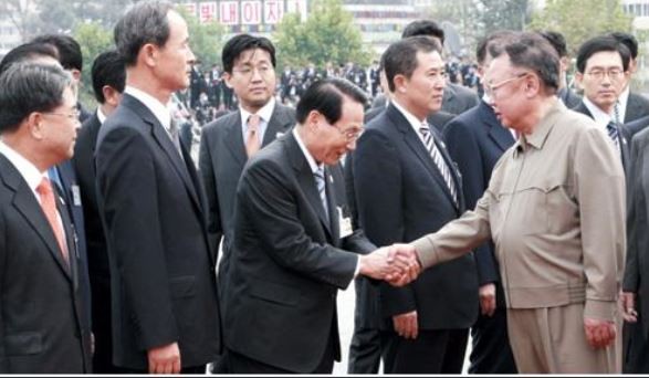 ▲ 지난 2007년 10월 김정일 국방위원장과 인사나누고 있는 김만복 전 국정원장 ⓒ조선일보DB