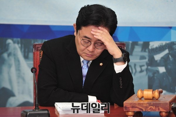 ▲ 새정치민주연합 전병헌 최고위원이 16일 최고위원회의 도중 손을 이마에 짚고 깊이 근심하는 모습을 보이고 있다. ⓒ뉴데일리 이종현 기자