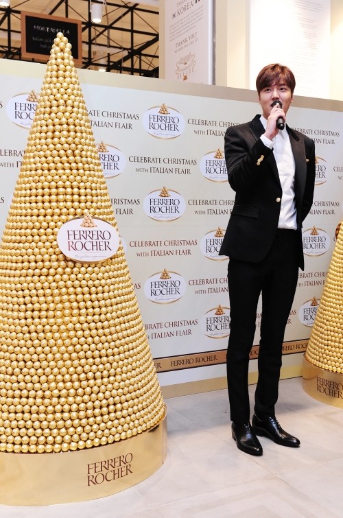 ▲ ⓒ페레로 로쉐의 이탈리안 감성 크리스마스 이벤트에 참석한 이민호가 이탈리아 크리스마스 인사말 "부온 나탈레"라고 전했다.