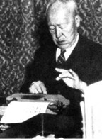 ▲ 유학시절부터 50여년간 평생 쓰던 타이프라이터로 수많은 서류와 편지를 작성했던 이승만 대통령.