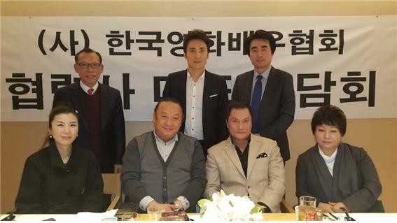 ▲ (앞 줄 왼쪽부터 시계 방향으로 리온성형외과 정현희 이사, ㈜MGM미디어그룹 전병호 대표, ㈜성공 플러스 오경창 대표, ㈜JR 엔터테인먼트 오 성 대표, 드보라 클리닉 김고은 대표, (사)한국영화배우협회 거 룡 이사장, ㈜호미가 정윤호 회장 순)ⓒ한국영화배우협회