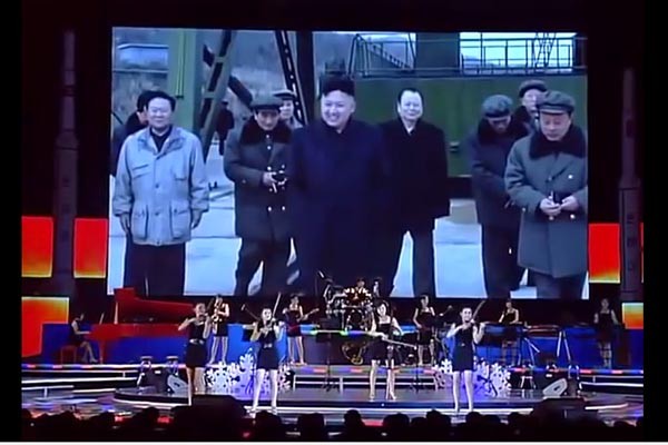 ▲ 북한 '모란봉 악단'의 평양 공연 가운데 '단숨에' 연주 장면. 영상 양 옆으로 대륙간 탄도탄 '은하 3호' 모형이 보인다. ⓒ유튜브 캡쳐