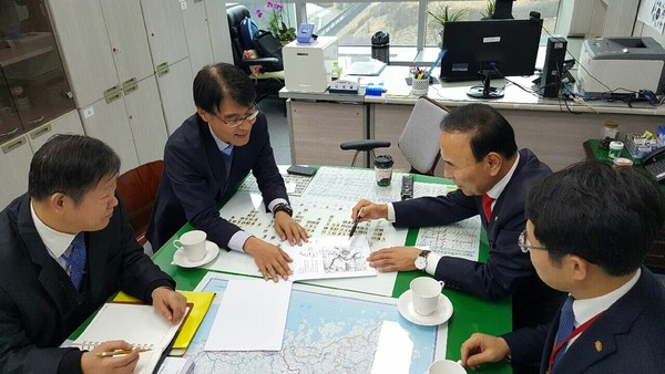 ▲ 16일 박덕흠 국회의원이 국토교통부를 방문, 충북 영동군에서 공모 신청한 지방하천 공간 조성사업이 선정될 수 있도록 설명하고 있다. ⓒ뉴데일리