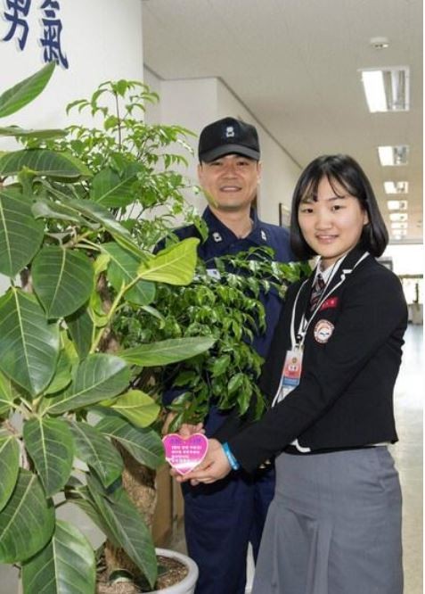 ▲ '소희나무'앞에서 기념촬영하는 강소희양ⓒ해군2함대 제공