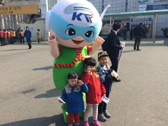 ▲ 충청본부, 호남본부,  시설본부, KR연구원, 시설장비사무소 등 철도공단 산하 조직들도 지난해와 올해 꾸준한 봉사 활동을 진행했다. 사진은 어린이들이 철도공단 마스코트 캐릭터와 기념 사진을 촬영하는 모습.ⓒ철도공단