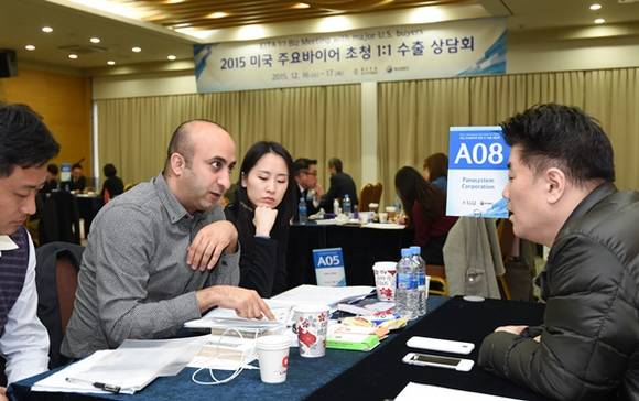 ▲ '‘미국 주요바이어 초청 수출상담회'에서 미국 바이어들과 우리 업체 관계자들이 무역상담을 하고 있다. ⓒ무역협회