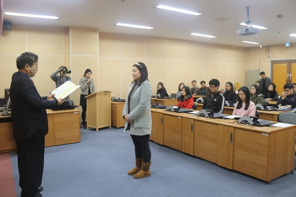 ▲ 충북대 사학과 권혜송씨가 개신 다독상을 받고 있다. ⓒ뉴데일리