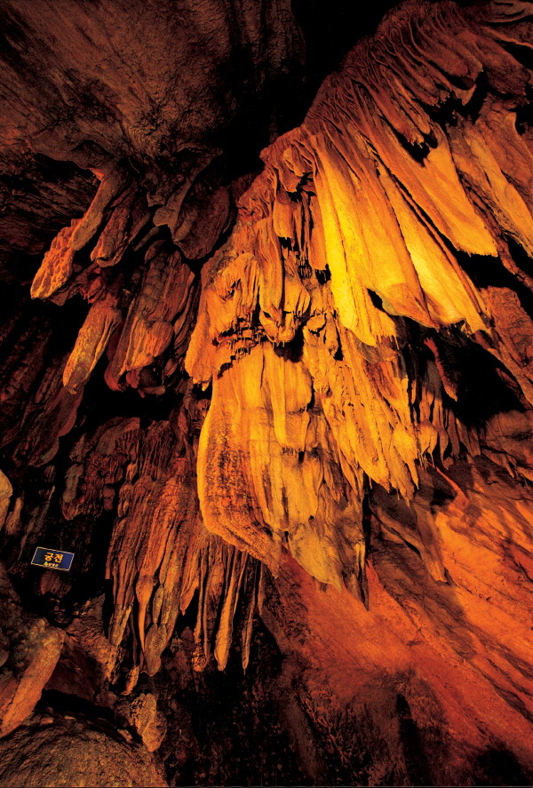 ▲ 온달동굴 내부 웅장한 석순.사진제공=단양군