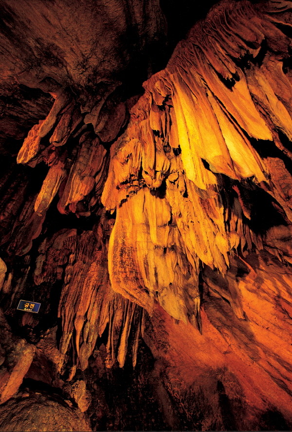 ▲ 온달동굴 내부 웅장한 석순.사진제공=단양군
