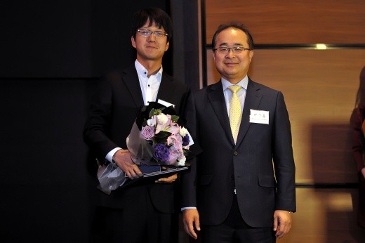 ▲ 12월 11일 서울 여의도 콘래드 호텔에서 열린 여의도클럽 송년회에서 '올해의 PD상'을 수상한 민철기 PD(MBC 복면가왕, 좌)와 백종문 여의도클럽 회장(MBC 미래전략본부장, 우)   ⓒ 뉴데일리