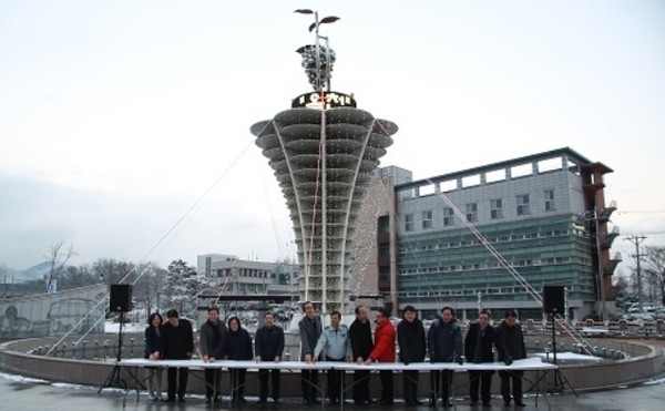 ▲ 16일 충북 옥천군은 향수공원(옥천나들목 옆) 내에 설치된 ‘화합트리’ 점등식을 가졌다.  ⓒ뉴데일리