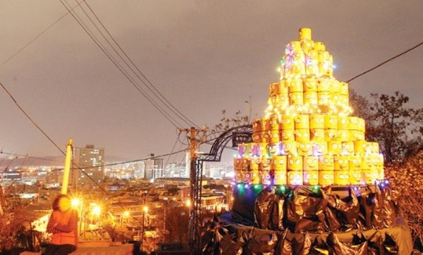 ▲ 드라마 ‘제빵왕 김탁구’로 유명해진 청주 수암골에 ‘사랑의 연탄 트리’가 설치돼 16일 점등식을 갖고 환하게 불을 밝혔다.  ⓒ뉴데일리