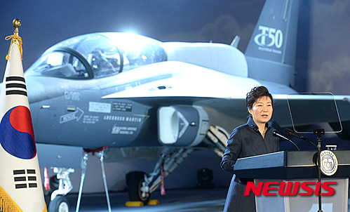 ▲ 박근혜 대통령이 17일 오전 경남 사천 한국항공우주산업(KAI) 본사에서 열린 미국 수출형 훈련기(T-X) 공개 기념식에 참석, 축사를 하고 있다. ⓒ뉴시스