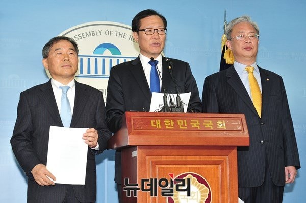 ▲ 새정치민주연합 황주홍·문병호·유성엽 의원(사진 왼쪽부터)이 17일 국회에서 기자회견을 열고 탈당 성명서를 낭독하고 있다. ⓒ뉴데일리 이종현 기자