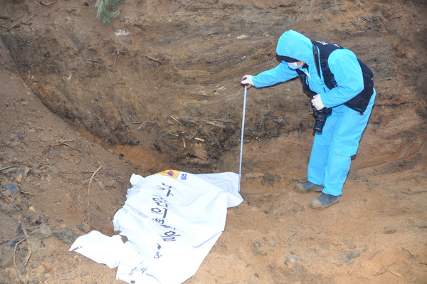 ▲ 사진은 야산에 암매장한 시체발굴 현장. ⓒ뉴데일리