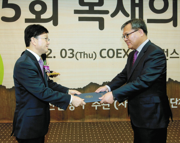 ▲ 사진은 한규성 교수(오른쪽)가 수상을 하고 있는 모습. ⓒ뉴데일리