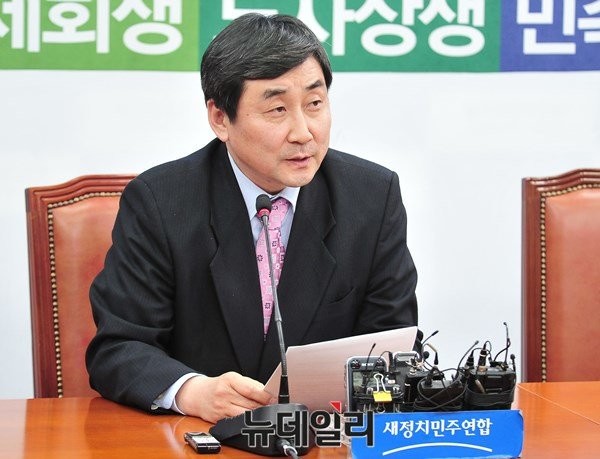 ▲ 새정치민주연합 이종걸 원내대표가 17일 기자회견을 통해 최고위원회 불참 의사를 거듭 밝혔다. ⓒ뉴데일리 이종현 기자