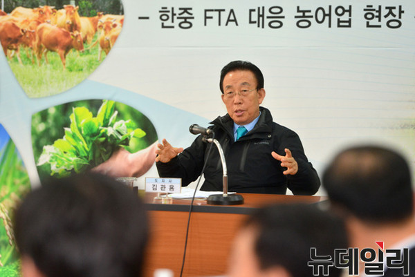 ▲ 김관용 지사가 17일 영천시 농업기술센터에서 열린 '경북농어업 희망지키기 10대 대책'을 발표하며 FTA 위기를 슬기롭게 해쳐나가자고 강조하고 있다.ⓒ경북도 제공