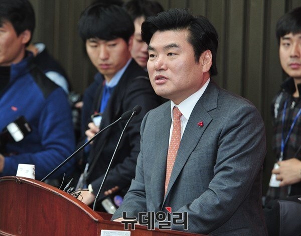 ▲ 새누리당 원유철 원내대표가 17일 최고위원회의 직후에 취재진과 만나 "선거연령을 18세로 하향하는 안은 수용할 수 없다"고 밝혔다. ⓒ뉴데일리 이종현 기자