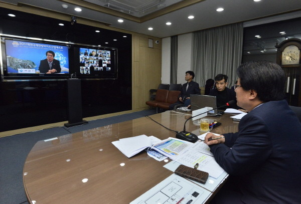 ▲ 이근규 제천시장(오른쪽)이 의병도시협의회 영상회의를 주재하고 있다.사진제공=제천시