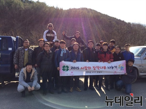 ▲ 영덕군 4-H 연합회(회장 이창훈)는 지난 16일 삼계리 일원 숲 부산물을 활용해 창수면 인량리 거주 저소득층 홀몸어르신 3가구에 동절기 난방용 땔감 4t을 전달하는 ‘사랑의 장작나무 나누기 행사’를 펼쳤다. ⓒ영덕군 제공