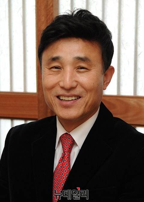 ▲ 부산 사하을에 출마한 이호열 고려대 교수가 16일 뉴데일리경제와 인터뷰를 진행하고 있다. ⓒ 정재훈 기자