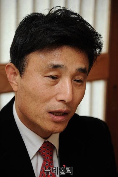 ▲ 부산 사하을에 출마한 이호열 고려대 교수가 16일 뉴데일리경제와 인터뷰를 진행하고 있다. ⓒ 정재훈 기자