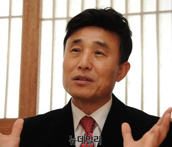 ▲ 부산 사하을에 출마한 이호열 고려대 교수가 16일 뉴데일리경제와 인터뷰를 진행하고 있다. ⓒ 정재훈 기자