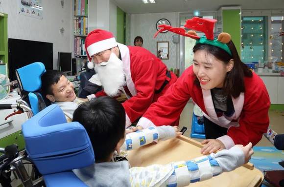 ▲ 삼성물산 임직원들이  지난 16일 경기 광주시 한사랑마을에서 '산타원정대' 봉사활동을 진행하고 있다.ⓒ삼성물산