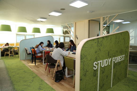 ▲ 서울 성북구 성신여자대학교 미디어정보관 '스터디 포레스트(STUDY FOREST)'.
