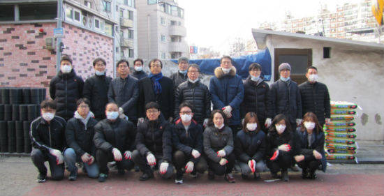 ▲ 지난 16일 한국주택협회 임직원들이 서울 동작구 상도동을 찾아 봉사활동을 진행했다.ⓒ한국주택협회